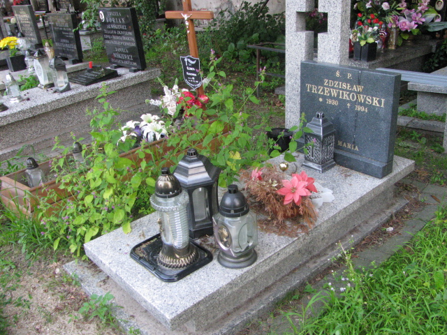 Grób Zdzisław Trzewikowski